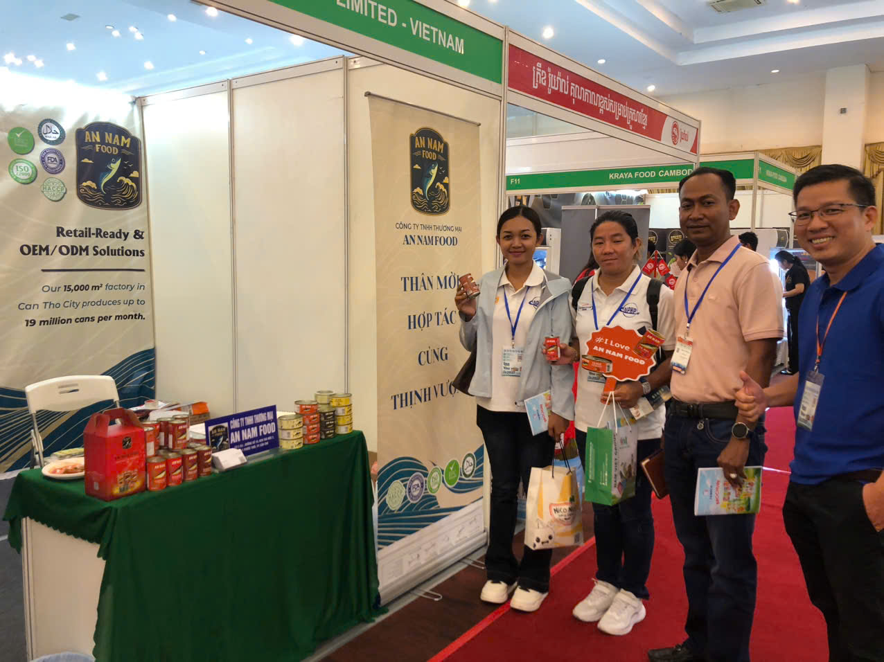Khách hàng check-in tại gian hàng An Nam Food 