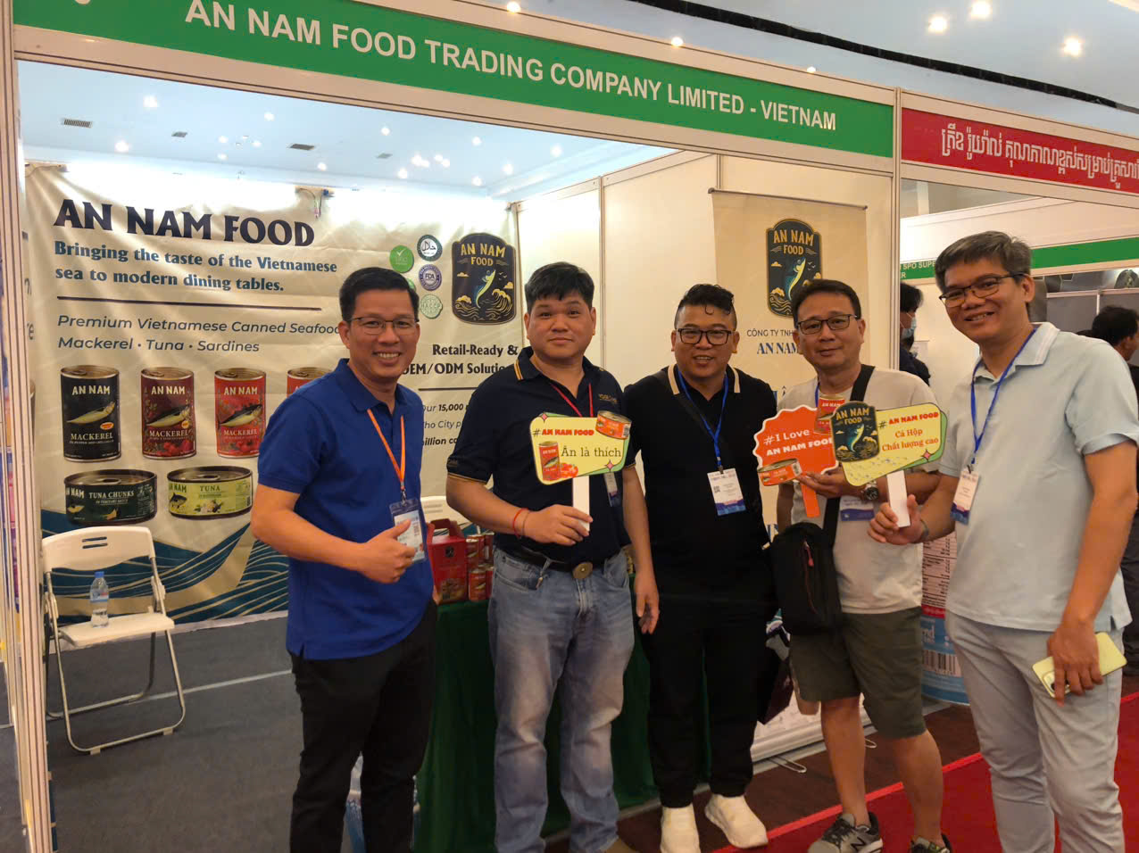 Khách hàng check-in tại gian hàng An Nam Food 