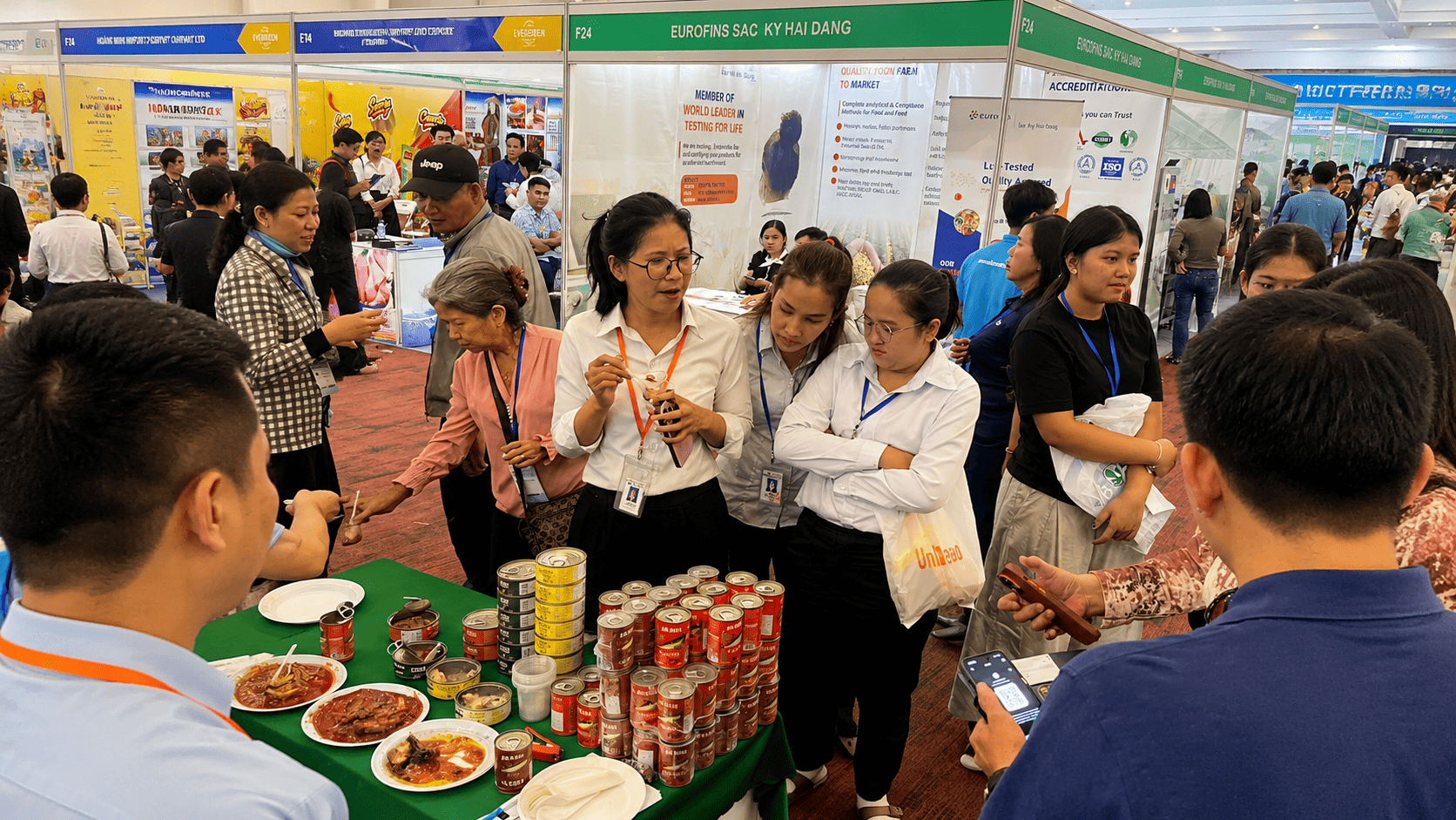 Khách hàng tham quan gian hàng và trải nghiệm dùng thử sản phẩm An Nam Food