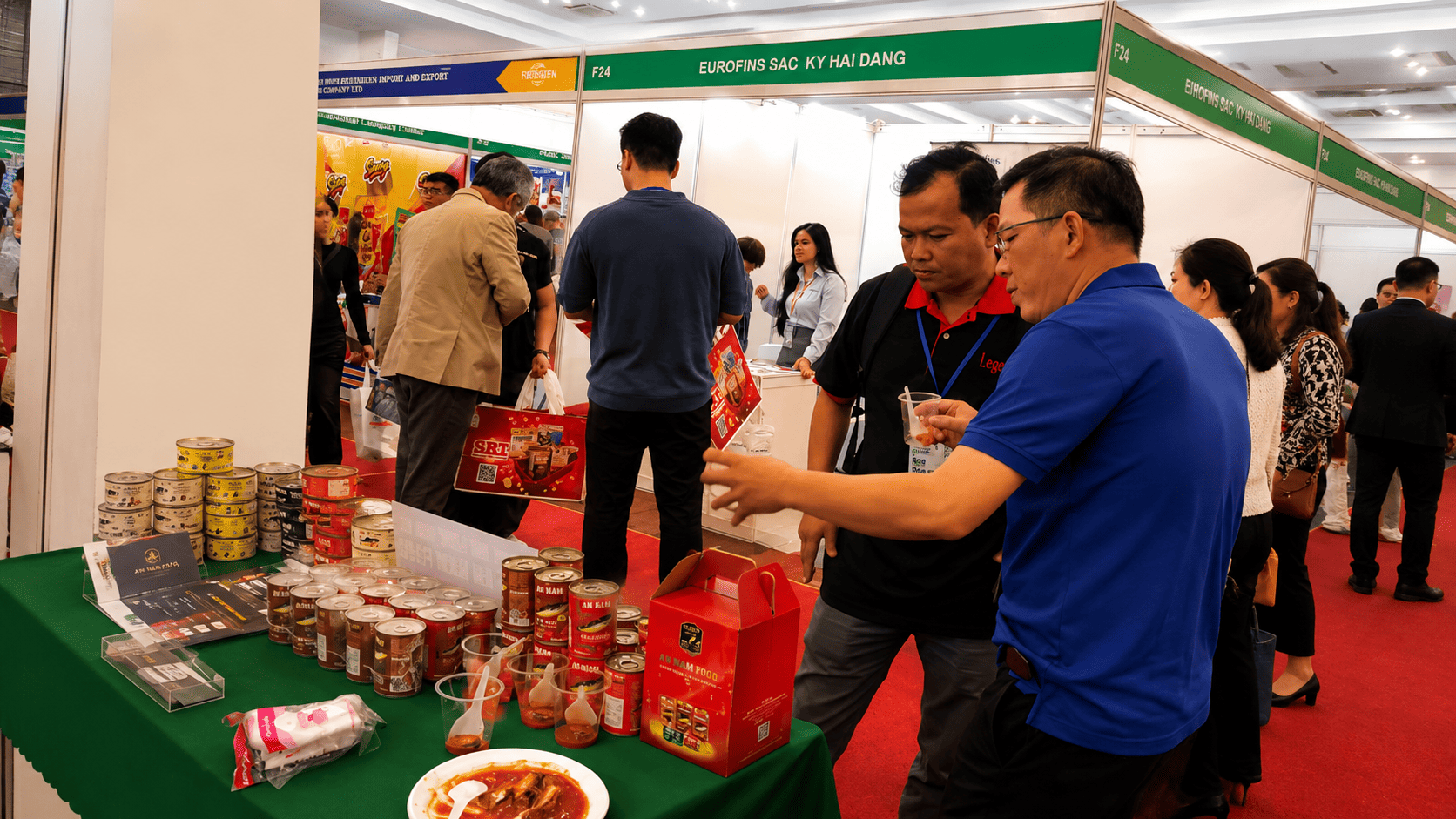 Nhân viên An Nam Food giới thiệu sản phẩm và quy trình cho khách hàng