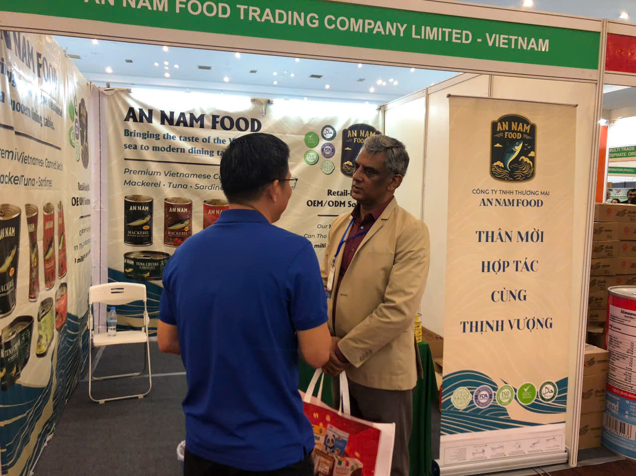 Nhân viên An Nam Food trao đổi thông tin với khách hàng tại triển lãm